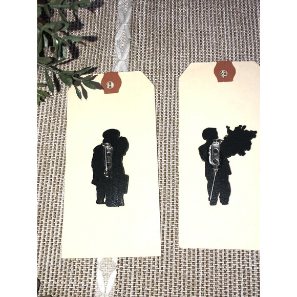 Kim Anderson pin/ Brooch Lot Boy Holding Bouquet of Roses / Boy & Girl Kissing - Picture 5 of 9